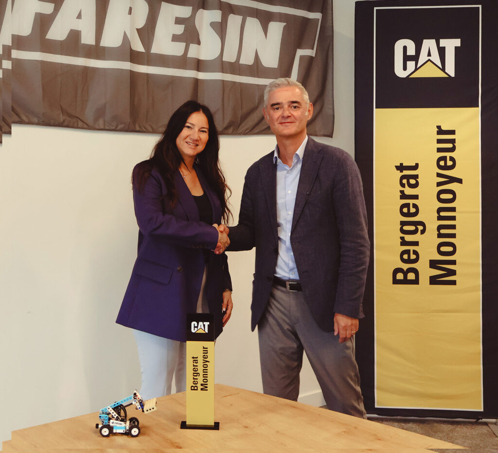 Silvia Faresin, Vice Presidente di Faresin Industries e Jean-Marie Basset, CEO of Bergerat Monnoyeur, durante la firma del contratto che è avvenuta il 26 maggio ad Amblainville (France).