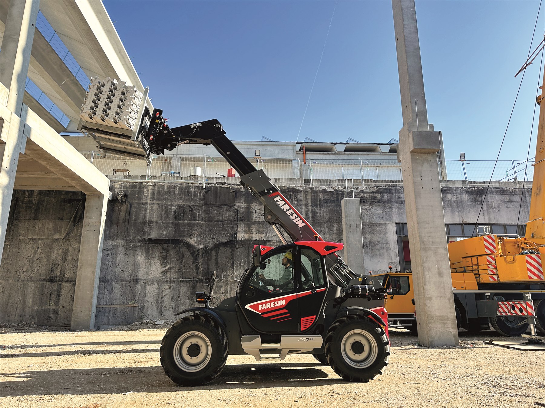 Sollevatore telescopico Faresin FS 7.45 al lavoro in un cantiere