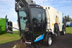 Carro miscelatore semovente Faresin Leader PF 2.24 Plus Full Electric a due coclee — Canada’s Outdoor Farm Show 2026