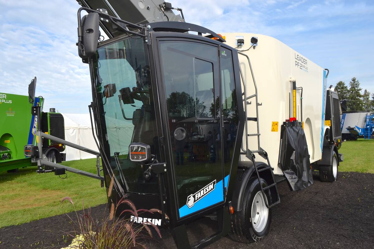 Carro miscelatore semovente Faresin Leader PF 2.24 Plus Full Electric a due coclee — Canada’s Outdoor Farm Show 2026